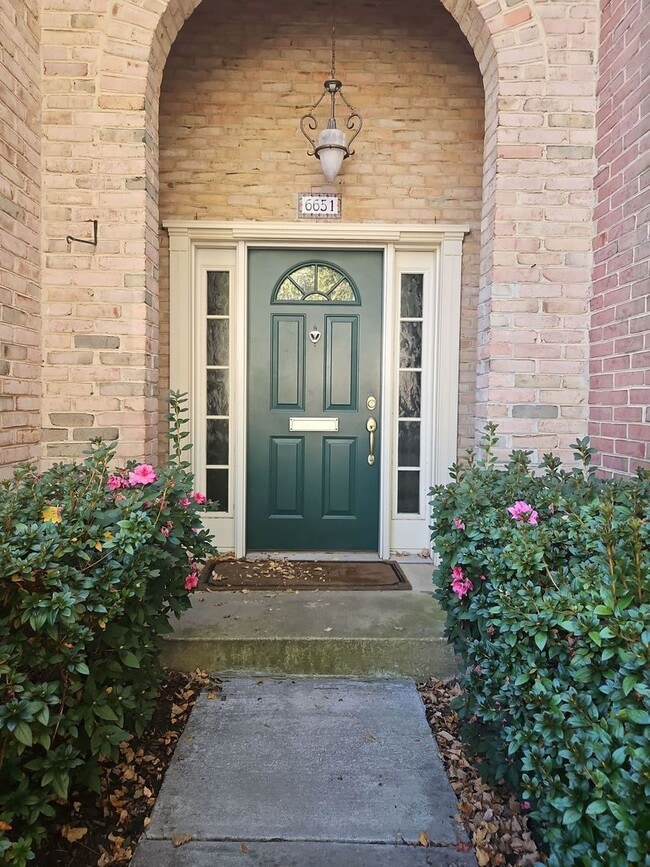 6651 Midhill Pl in Falls Church, VA - Building Photo - Building Photo