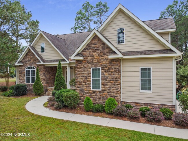 108 Hammerstone Cir in Whispering Pines, NC - Foto de edificio - Building Photo