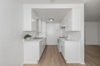 PARKVIEW (Tropic Isle) in Torrance, CA - Building Photo - Interior Photo