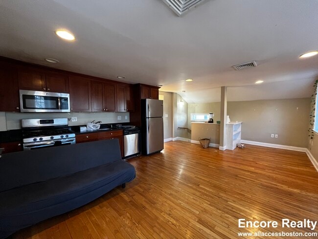 57 Day St in Boston, MA - Foto de edificio - Building Photo