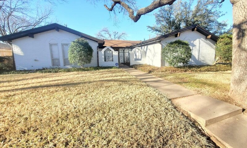 309 Cooper Dr in Hurst, TX - Building Photo