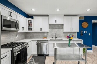 2700 Cahuenga Blvd E, Unit 1203 in Los Angeles, CA - Foto de edificio - Building Photo