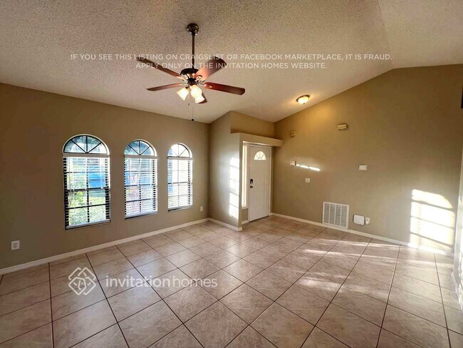 1649 SE Lorraine St in Port St. Lucie, FL - Foto de edificio - Building Photo