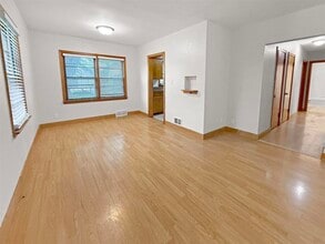 1171 Bourland Ave in Waterloo, IA - Foto de edificio - Building Photo