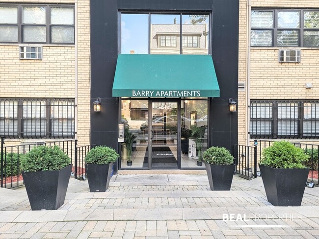 445 W Barry in Chicago, IL - Building Photo - Building Photo