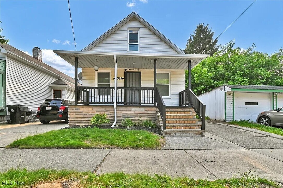 3620 E 63rd St, Unit Back unit in Cleveland, OH - Foto de edificio
