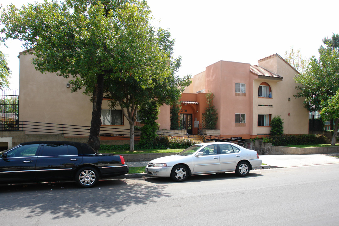 210 E Garfield Ave in Glendale, CA - Foto de edificio