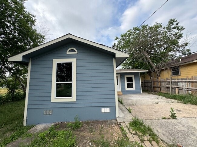 220 Azucena St in San Antonio, TX - Building Photo - Building Photo