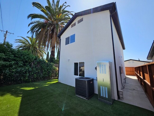 7426 Denny Ave in Los Angeles, CA - Building Photo - Building Photo