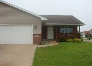 1702 Hulke Dr in Appleton, WI - Building Photo - Building Photo