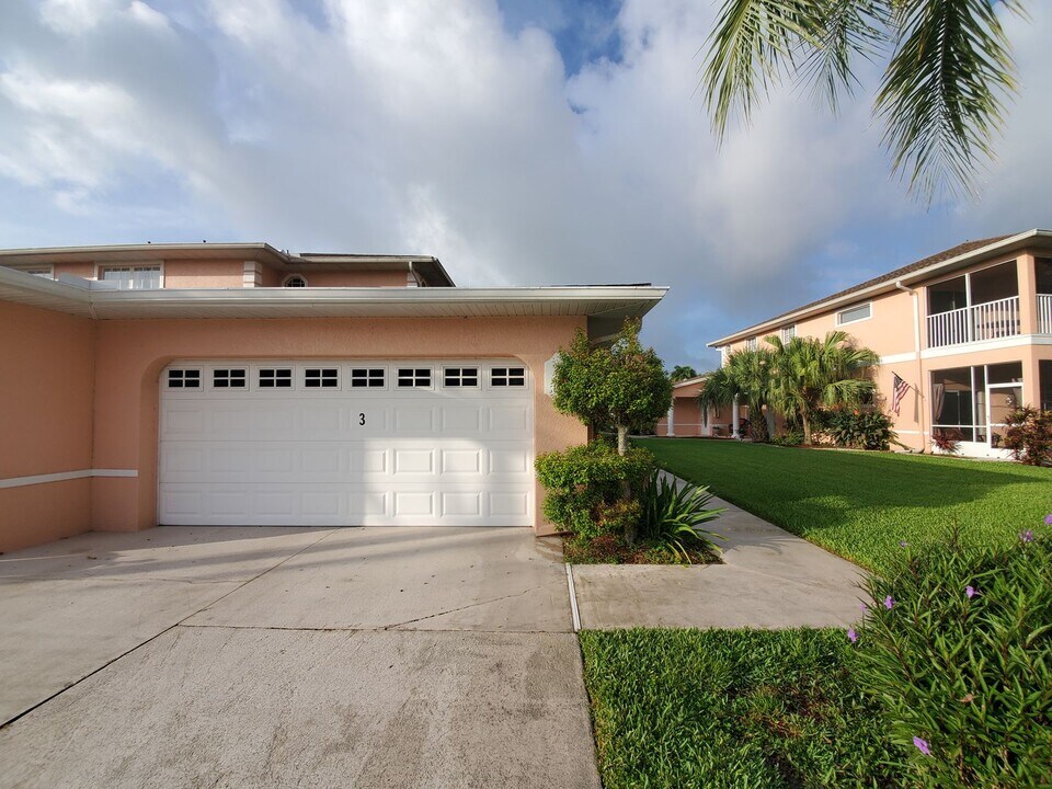 20004 Lake Vista Cir in Lehigh Acres, FL - Building Photo
