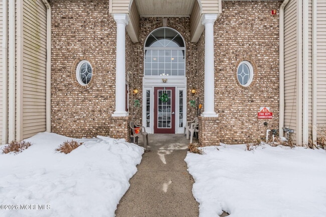 12 High Pointe Way in Matawan, NJ - Foto de edificio - Building Photo