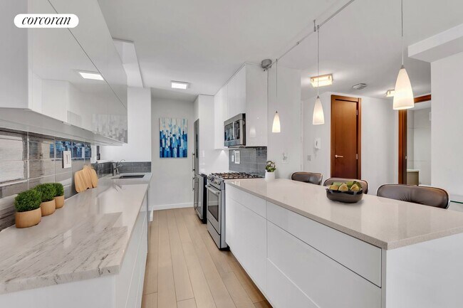 255 E 49th St in New York, NY - Building Photo - Building Photo