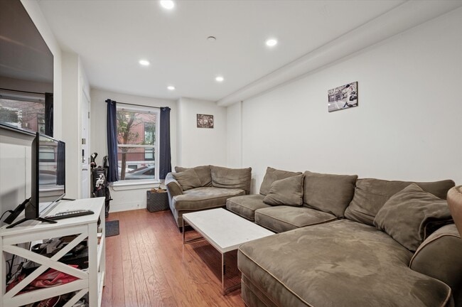 970 N Marshall St, Unit 1 in Philadelphia, PA - Foto de edificio - Building Photo