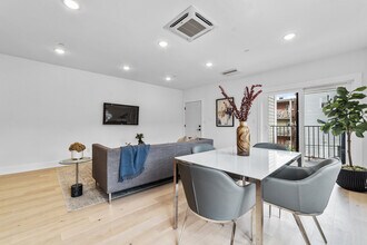 208 Spencer Ave, Unit 7 in Chelsea, MA - Foto de edificio - Building Photo