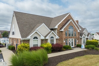 Island Club in Fort Wayne, IN - Foto de edificio - Building Photo
