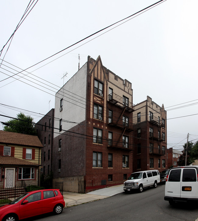 43-39 158th St in Flushing, NY - Foto de edificio - Building Photo