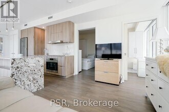 1 Bloor St E in Toronto, ON - Building Photo - Building Photo