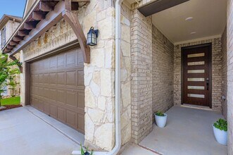 6800 Cliff Rose Dr in Spicewood, TX - Foto de edificio - Building Photo
