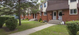 Pontiac Court – Townhomes in Sarnia, ON - Building Photo