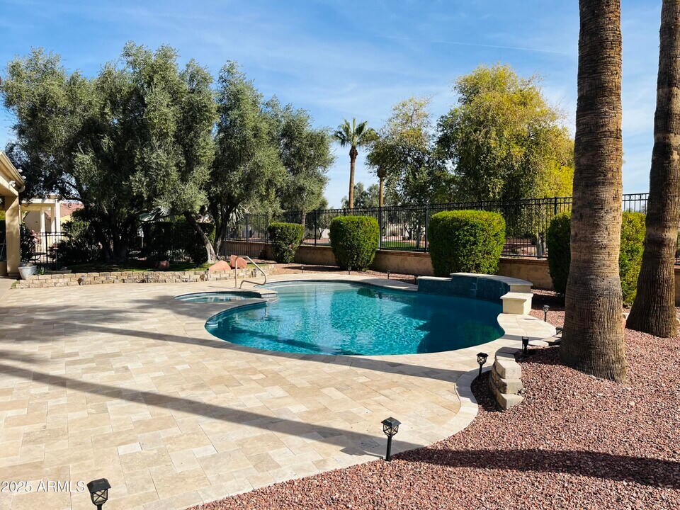 13417 W La Vina Dr in Sun City West, AZ - Building Photo