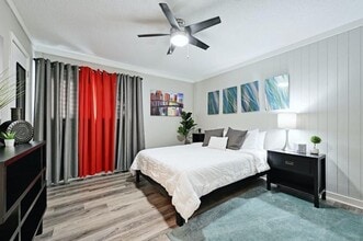 711 Eberhart Ln in Austin, TX - Foto de edificio - Building Photo