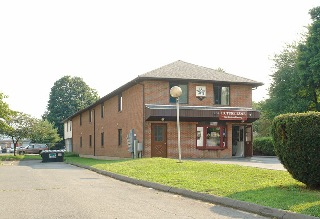 Maple Street Apartments in Plainville, CT - Foto de edificio - Building Photo