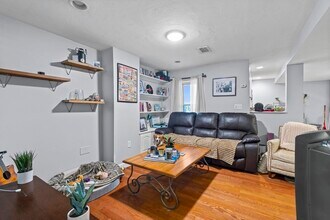 11 Gates St, Unit B in Boston, MA - Foto de edificio - Building Photo