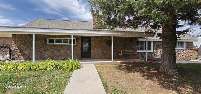 76 Seneca Dr in Flagstaff, AZ - Foto de edificio - Building Photo