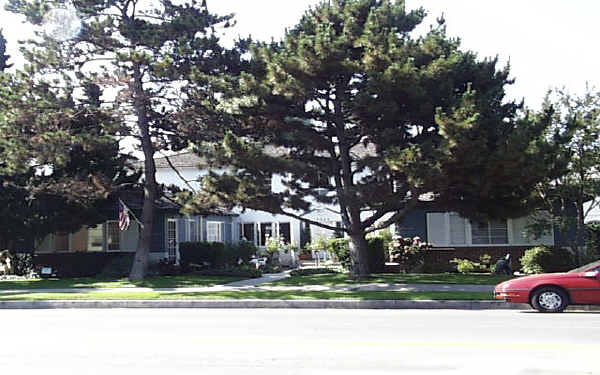 10246-10250 Riverside Dr in Toluca Lake, CA - Foto de edificio - Building Photo