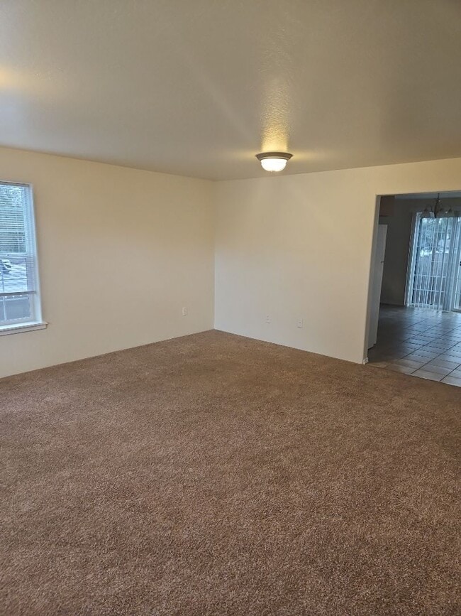 127 N Royal Ave in Eagle Point, OR - Building Photo - Building Photo