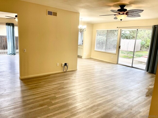 11195 Madrigal St in San Diego, CA - Foto de edificio - Building Photo