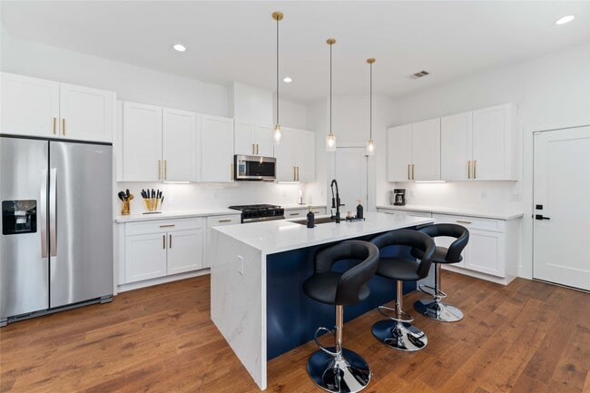 3040 Webster St in Houston, TX - Building Photo - Building Photo