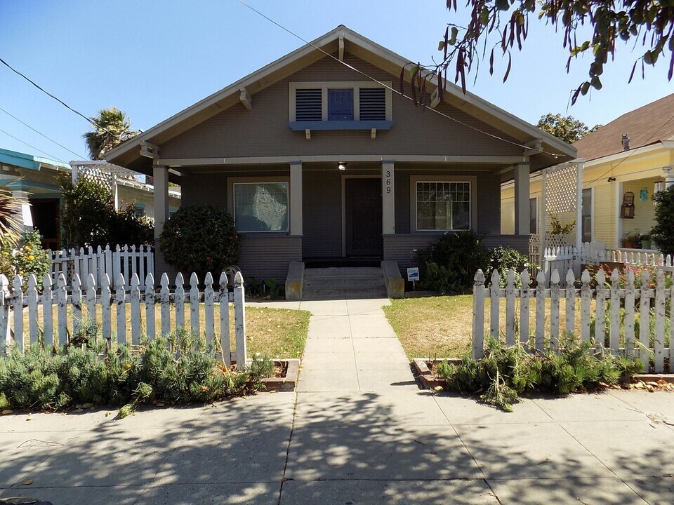 369 W 10th St in Los Angeles, CA - Building Photo
