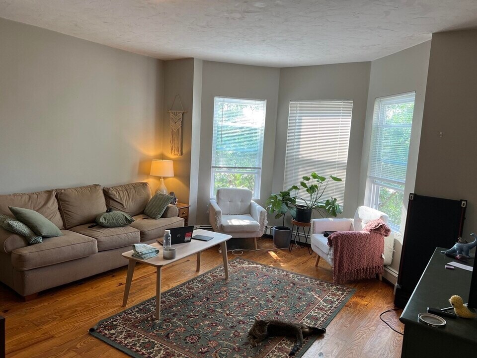 393 Centre St, Unit #1 in Boston, MA - Building Photo