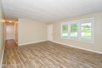 4900 Libby Ln in Louisville, KY - Foto de edificio - Building Photo