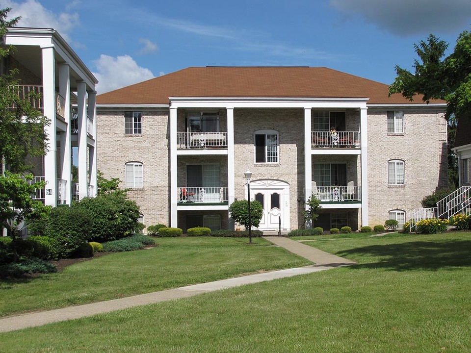 Marquette Manor in Youngstown, OH - Building Photo