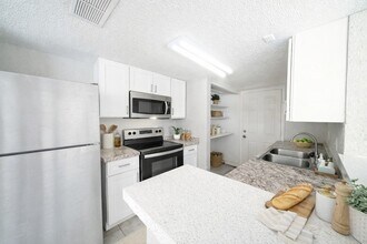 8100 Leonora St, Unit L1 in Houston, TX - Foto de edificio - Building Photo