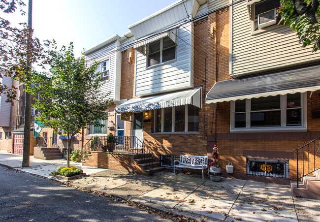 1122 Linn St in Philadelphia, PA - Foto de edificio - Building Photo