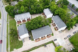 1407 Paris Rd in Columbia, MO - Foto de edificio - Building Photo