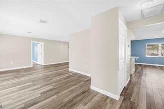5771 Timberlake Dr in Sarasota, FL - Foto de edificio - Building Photo