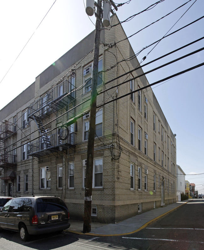 6608 Polk St in West New York, NJ - Building Photo - Building Photo