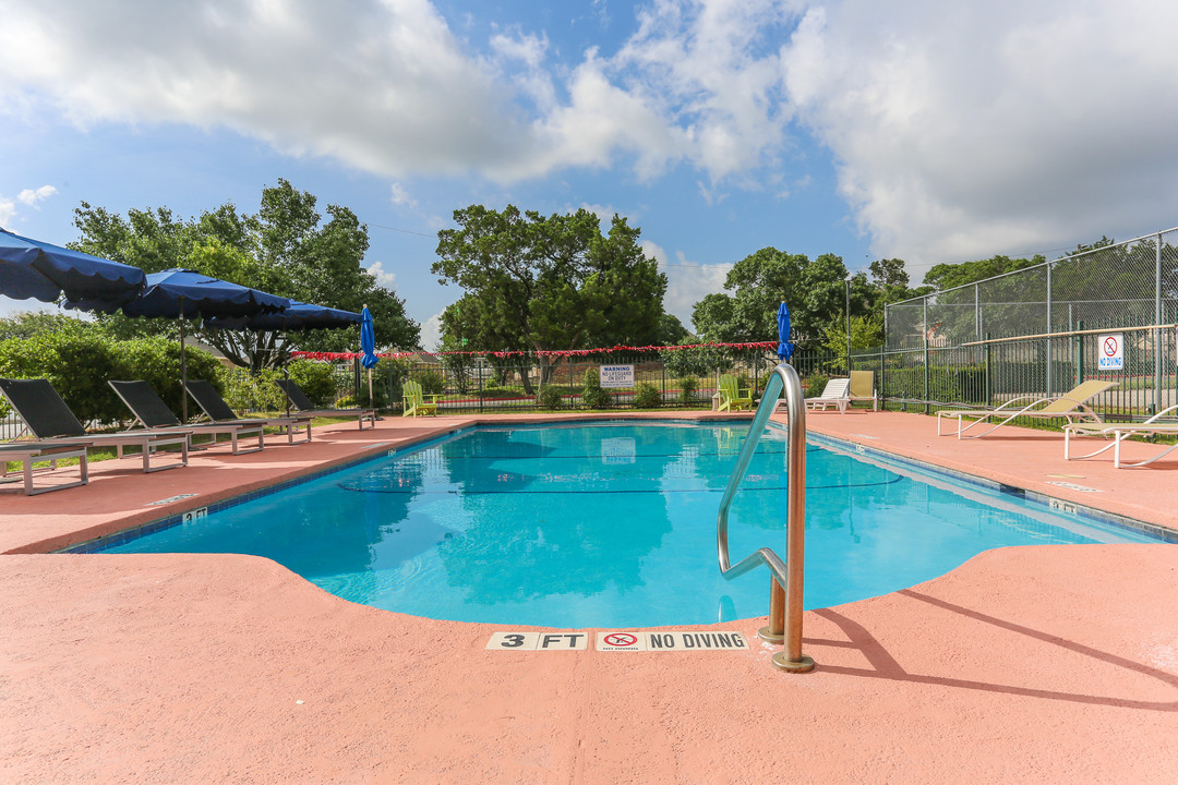 Buttercup Creek Apartments in Cedar Park, TX - Foto de edificio