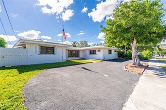 1418 NE 57th Ct in Fort Lauderdale, FL - Foto de edificio - Building Photo