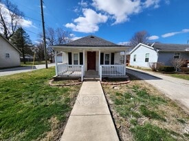 233 S Lincoln St in Clinton, IN - Building Photo