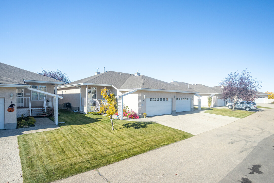 Deer Ridge Place in Spruce Grove, AB - Building Photo