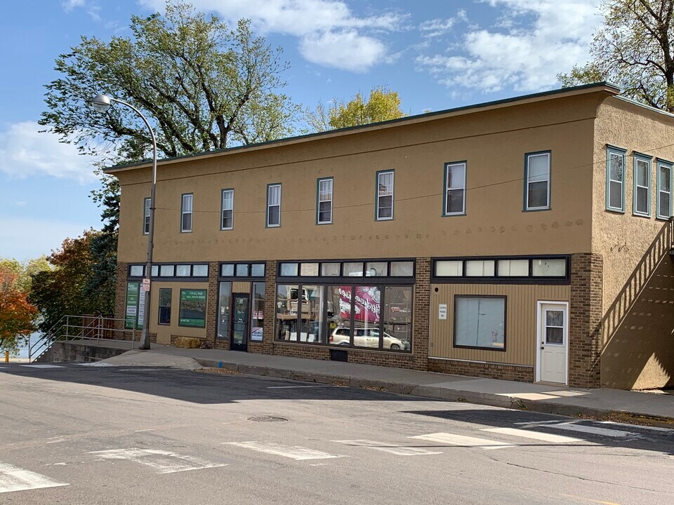 111 Main Ave W, Unit 201 in Winsted, MN - Building Photo