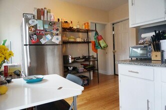 72 Mozart St, Unit 2 in Boston, MA - Foto de edificio - Building Photo