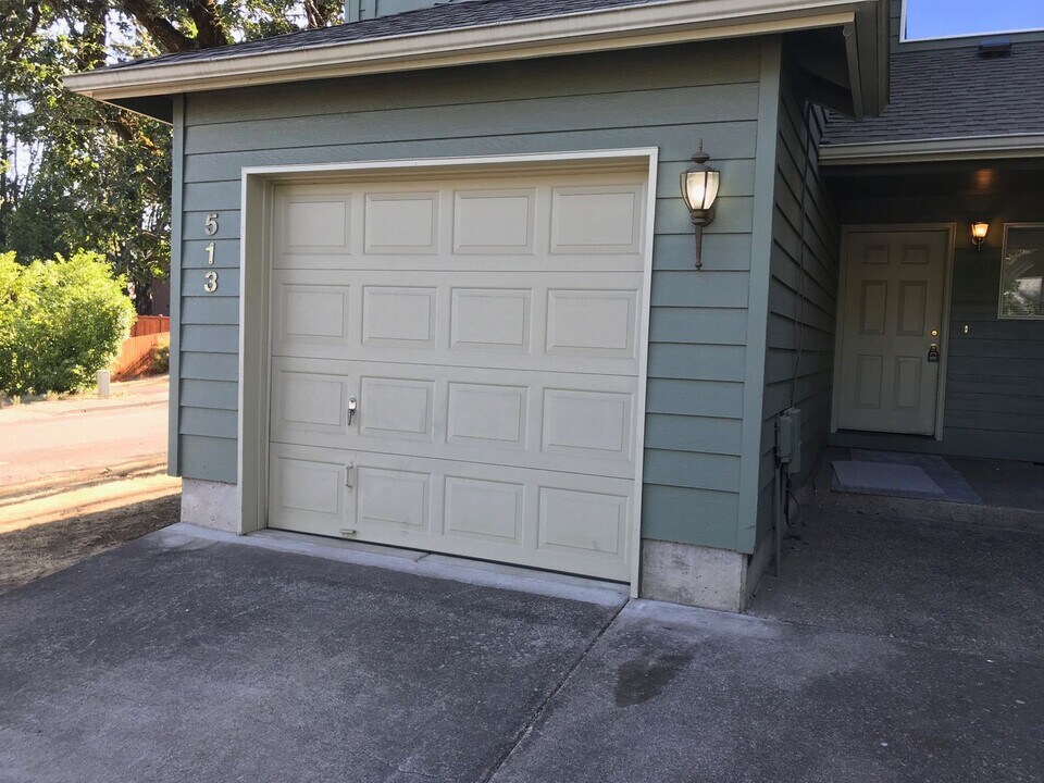 513 S 67th Pl in Springfield, OR - Building Photo