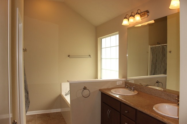 2111 Springwood Dr in Brenham, TX - Foto de edificio - Building Photo